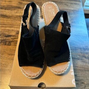 Womens Tom’s sandals. Black size 8
